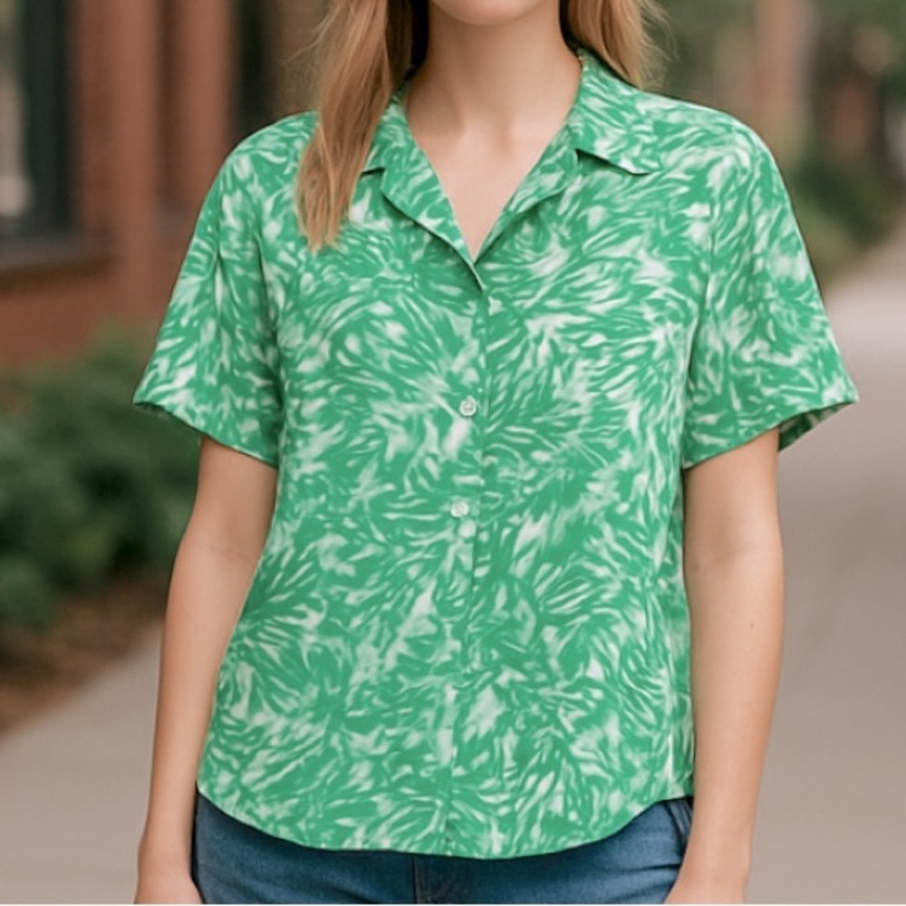 Blue ginger palm print green collared top m